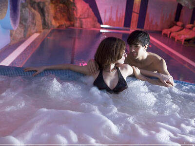 Hot tub and pool (perfect for adults and kids entertainment)